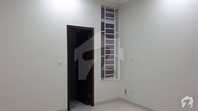 ایف ۔ 11 اسلام آباد میں 6 کمروں کا 7 مرلہ مکان 3.4 کروڑ میں برائے فروخت۔