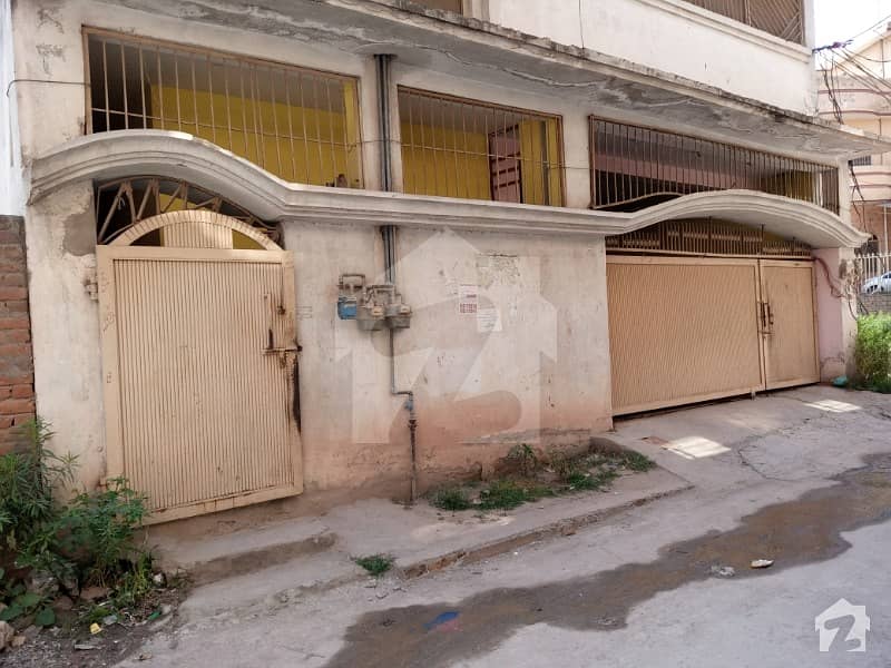 ایئر پورٹ روڈ راولپنڈی میں 9 کمروں کا 8 مرلہ مکان 1.35 کروڑ میں برائے فروخت۔