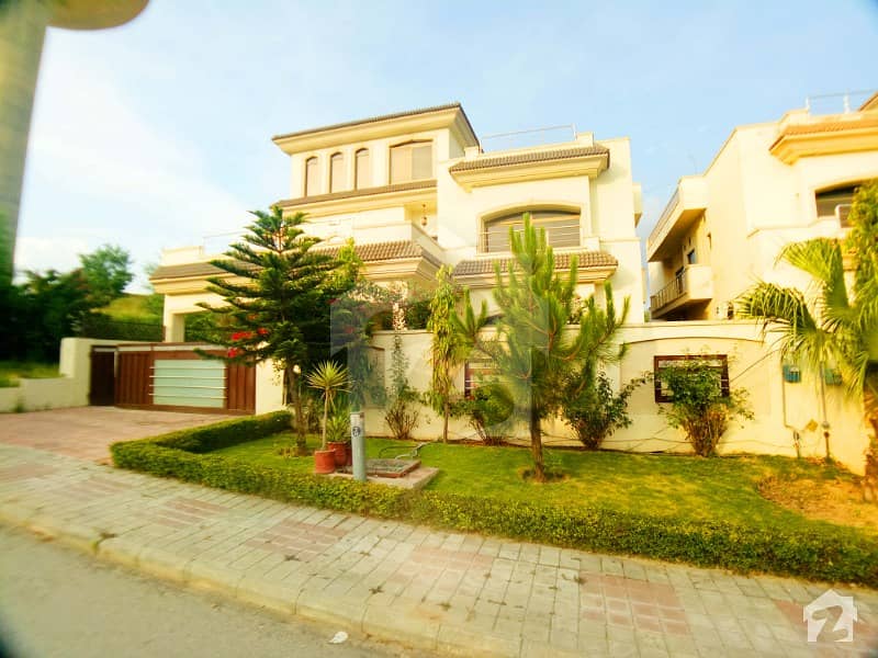 1 Kanal Solid  Beautiful Constructed Used Bungalow Up To Sale