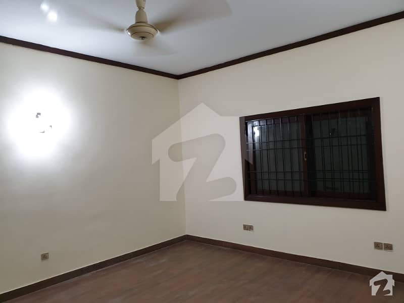 300 Sq Yards Bungalow 4 Beds Attached Bath Drawing Dinning Lounge Parking For Rent