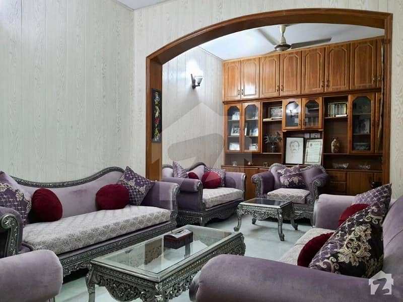 ممدوت بلاک مصطفیٰ ٹاؤن لاہور میں 8 کمروں کا 10 مرلہ مکان 2.4 کروڑ میں برائے فروخت۔