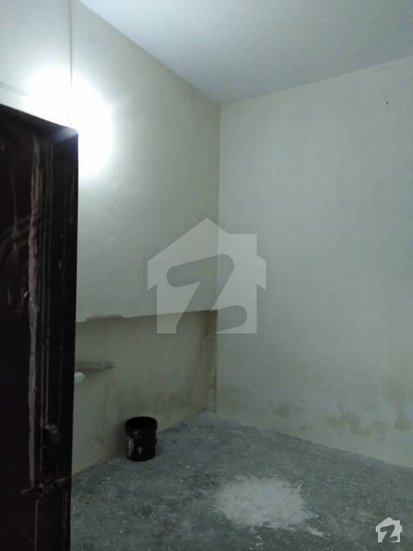 کچا جیل روڈ لاہور میں 2 کمروں کا 1 مرلہ مکان 13 ہزار میں کرایہ پر دستیاب ہے۔