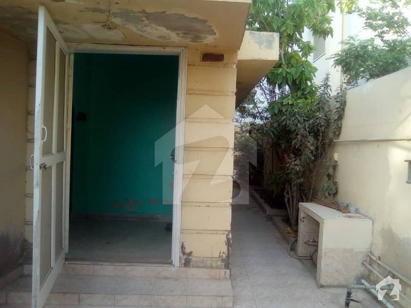 گلستان جوہر - بلاک 16-A گلستانِ جوہر کراچی میں 5 کمروں کا 11 مرلہ مکان 5 کروڑ میں برائے فروخت۔