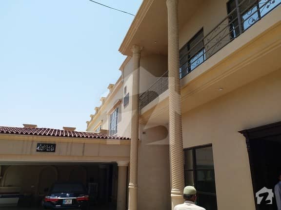 زکریا ٹاؤن ملتان میں 9 کمروں کا 2 کنال مکان 5.5 کروڑ میں برائے فروخت۔