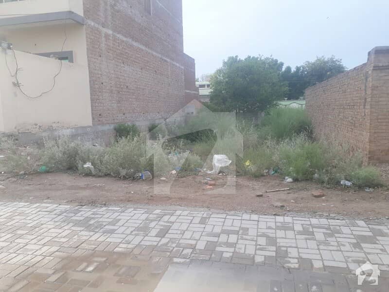 شاہ سکندر روڈ ڈیرہ غازی خان میں 5 مرلہ رہائشی پلاٹ 25 لاکھ میں برائے فروخت۔