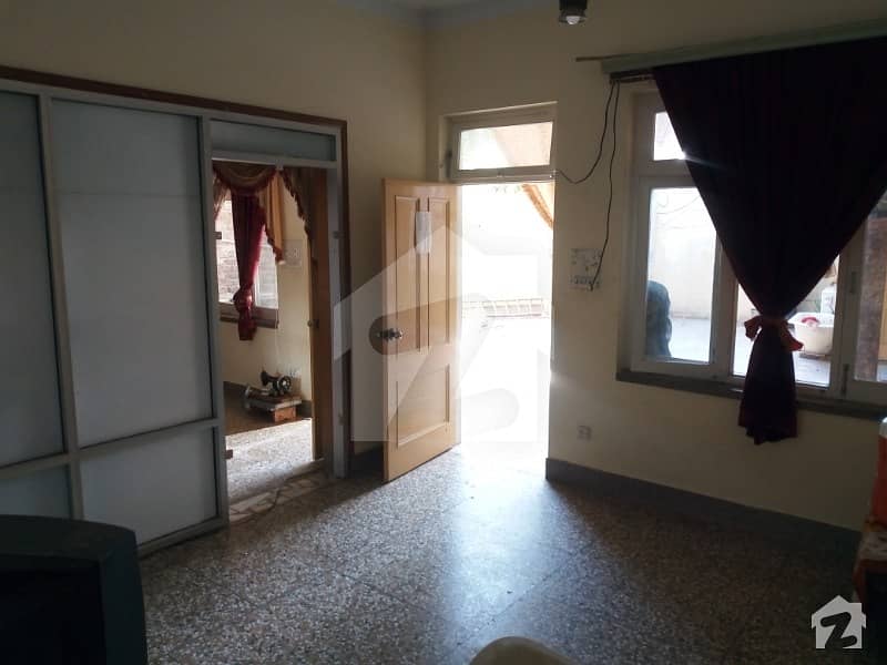 یونیورسٹی روڈ پشاور میں 9 کمروں کا 15 مرلہ مکان 60 ہزار میں کرایہ پر دستیاب ہے۔