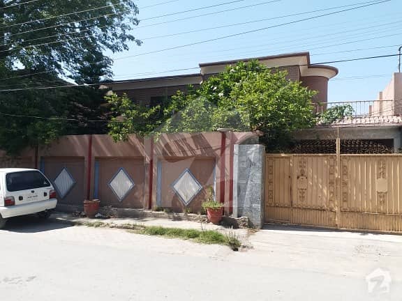 شامی روڈ پشاور میں 7 کمروں کا 1 کنال مکان 1.8 لاکھ میں کرایہ پر دستیاب ہے۔
