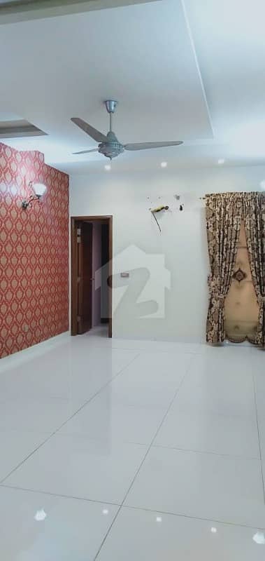 گلبرگ لاہور میں 4 کمروں کا 14 مرلہ مکان 1.3 لاکھ میں کرایہ پر دستیاب ہے۔