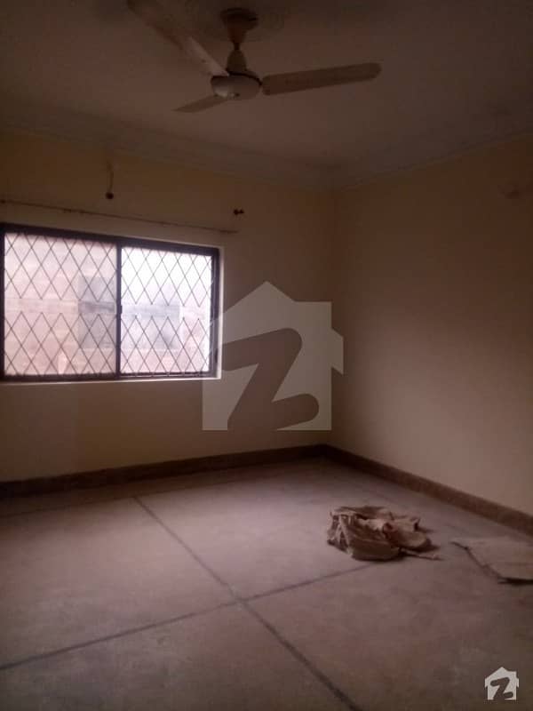 آفیسر کالونی لاہور میں 3 کمروں کا 4 مرلہ مکان 10.5 کروڑ میں برائے فروخت۔