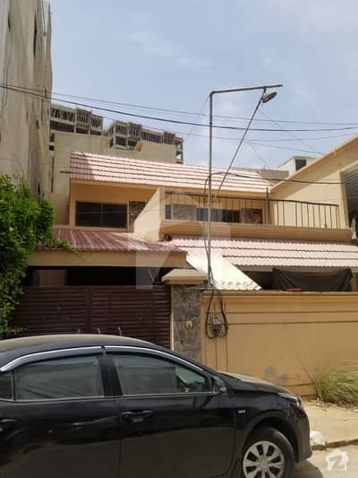 Chance Deal 200 yards One unit 4 bed DL independent bungalow available in Boundary walled society of Block 5 GulistaneJauhar