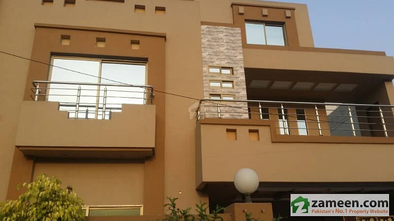 10 Marla Slightly Used House For Sale In Tariq Gardens