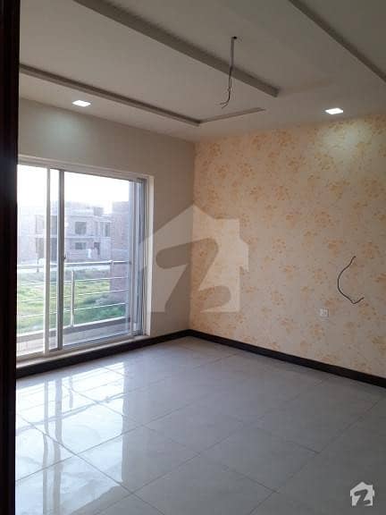 مسلم ٹاؤن فیصل آباد میں 5 کمروں کا 7 مرلہ مکان 1.5 کروڑ میں برائے فروخت۔