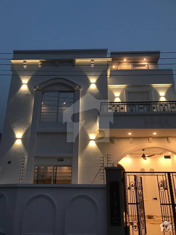 میڈیکل ٹاؤن لاہور میں 4 کمروں کا 6 مرلہ مکان 95 لاکھ میں برائے فروخت۔
