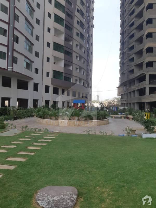 صنوبر ٹوِن ٹاور سعدی روڈ کراچی میں 3 کمروں کا 8 مرلہ فلیٹ 90 لاکھ میں برائے فروخت۔