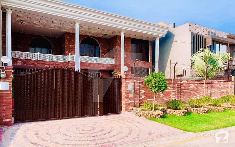 نواب ٹاؤن لاہور میں 5 کمروں کا 2 کنال مکان 5 کروڑ میں برائے فروخت۔