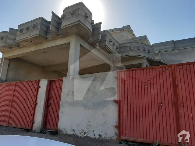 نیو یونیورسٹی ماڈل ٹاؤن ناصر باغ روڈ پشاور میں 14 مرلہ مکان 1.8 کروڑ میں برائے فروخت۔