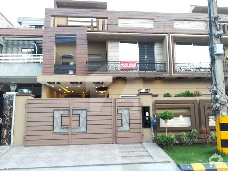 پی آئی اے ہاؤسنگ سکیم لاہور میں 5 کمروں کا 10 مرلہ مکان 2.65 کروڑ میں برائے فروخت۔