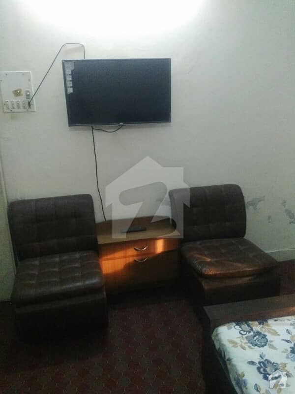ماڈل ٹاؤن لاہور میں 1 کمرے کا 1 مرلہ کمرہ 18 ہزار میں کرایہ پر دستیاب ہے۔