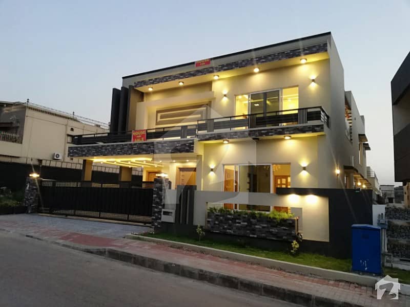 Luxury 1 Kanal Spacious House For Sale With Beautiful Lawn