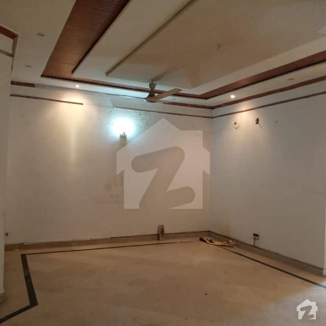ڈی ایچ اے فیز 3 ڈیفنس (ڈی ایچ اے) لاہور میں 5 کمروں کا 8 مرلہ مکان 72 ہزار میں کرایہ پر دستیاب ہے۔