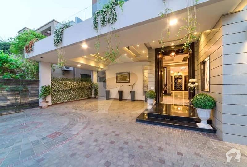 واپڈا ٹاؤن لاہور میں 6 کمروں کا 1 کنال مکان 1.3 لاکھ میں کرایہ پر دستیاب ہے۔