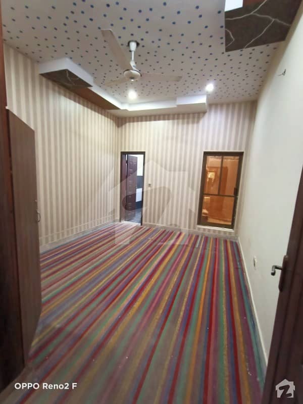 جوہر ٹاؤن لاہور میں 9 کمروں کا 6 مرلہ مکان 1.65 کروڑ میں برائے فروخت۔