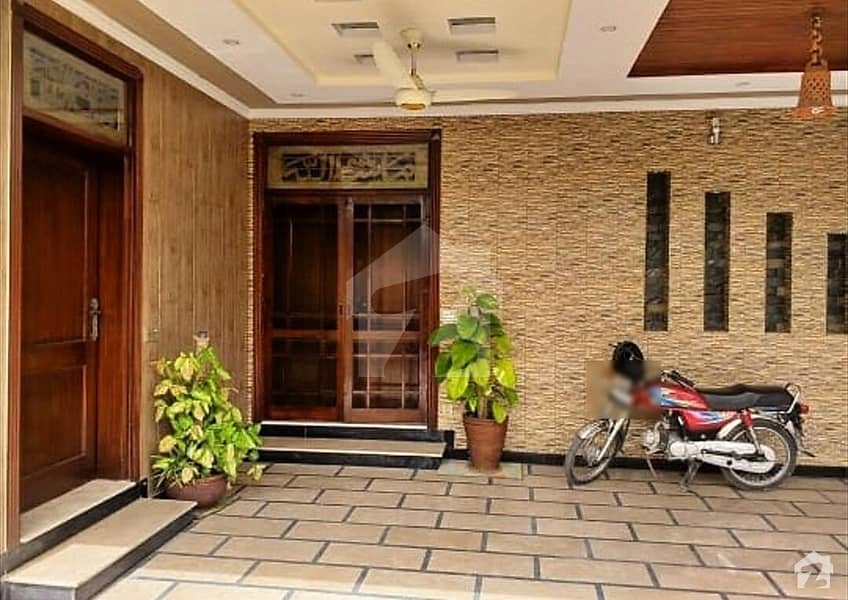 ایڈن بولیوارڈ ہاؤسنگ سکیم کالج روڈ لاہور میں 3 کمروں کا 16 مرلہ مکان 1.6 کروڑ میں برائے فروخت۔