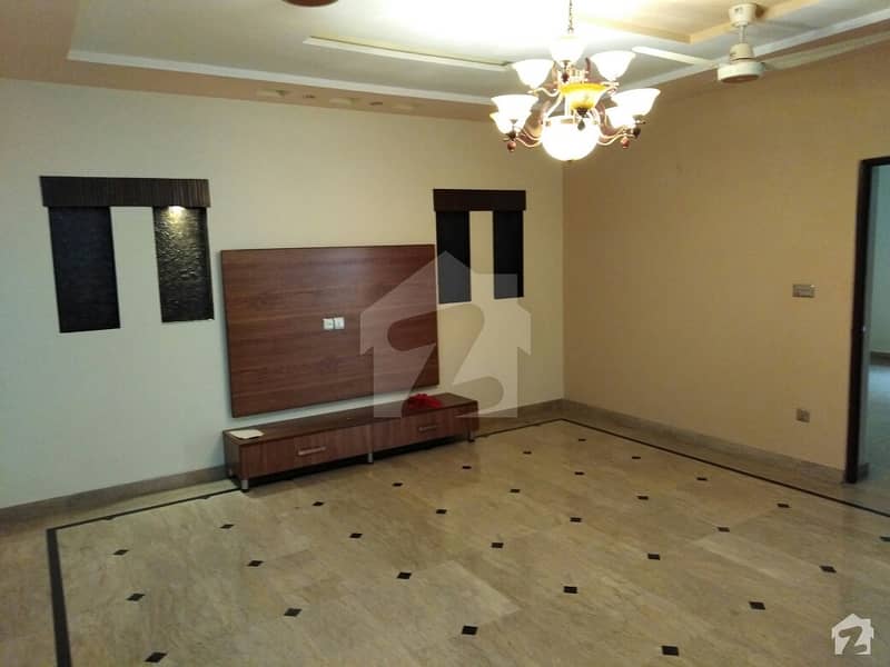 واپڈا ٹاؤن لاہور میں 5 کمروں کا 10 مرلہ مکان 73 ہزار میں کرایہ پر دستیاب ہے۔