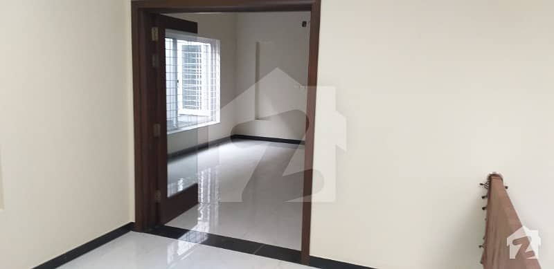 ایڈن گارڈنز فیصل آباد میں 6 کمروں کا 11 مرلہ مکان 1 لاکھ میں کرایہ پر دستیاب ہے۔