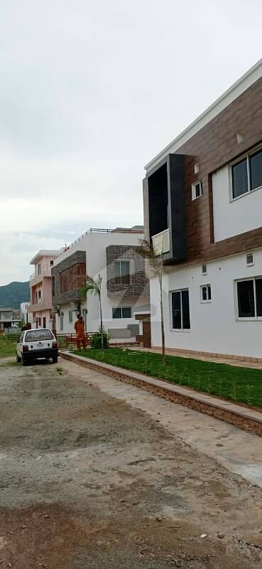 Real Pic  Brand New Corner 5 Bed 5 Bath Double Kitchen 2 Drawing 2 Lounge