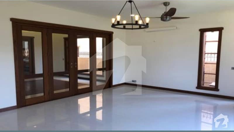 500 Square Yard 5 Bed Bungalow For Sale