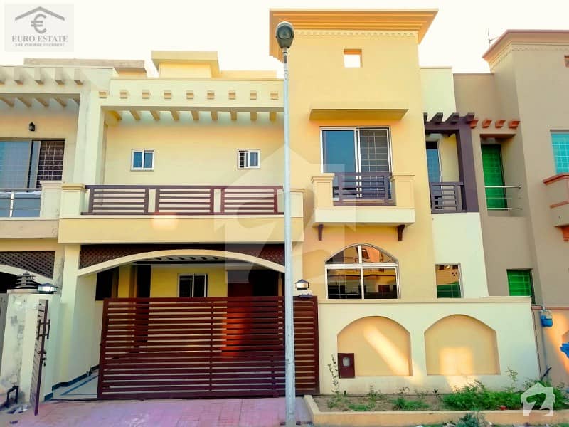 بحریہ ٹاؤن فیز 8 بحریہ ٹاؤن راولپنڈی راولپنڈی میں 5 کمروں کا 7 مرلہ مکان 1.45 کروڑ میں برائے فروخت۔