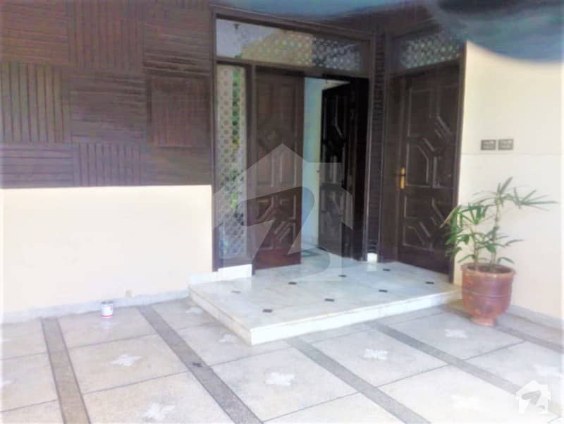 کینٹ لاہور میں 7 کمروں کا 1.35 کنال مکان 8 کروڑ میں برائے فروخت۔
