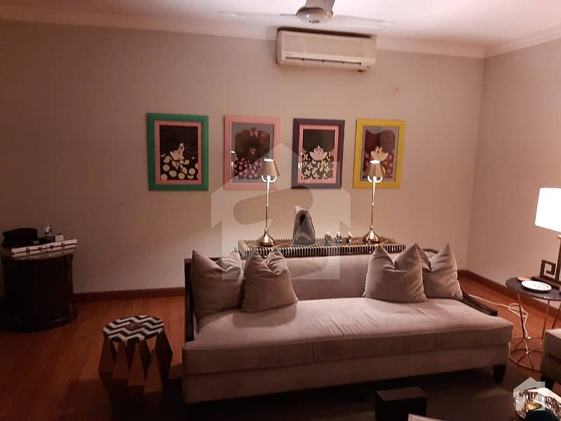 کینٹ لاہور میں 6 کمروں کا 1.6 کنال مکان 3 لاکھ میں کرایہ پر دستیاب ہے۔