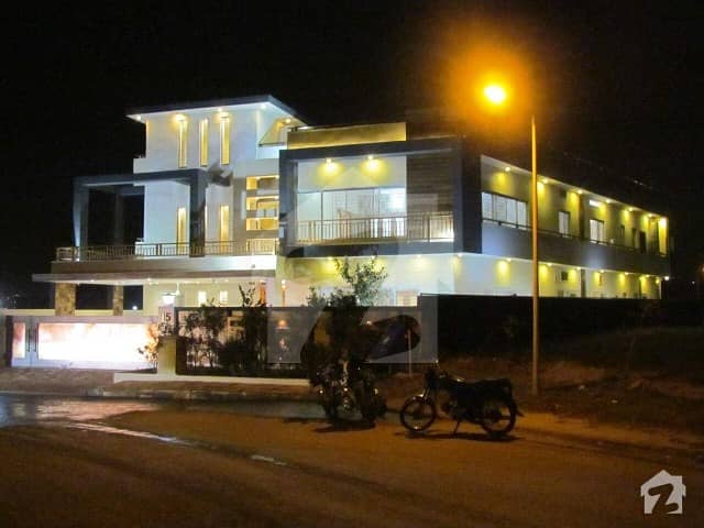 بحریہ ٹاؤن فیز 8 بحریہ ٹاؤن راولپنڈی راولپنڈی میں 5 کمروں کا 1 کنال مکان 5.15 کروڑ میں برائے فروخت۔
