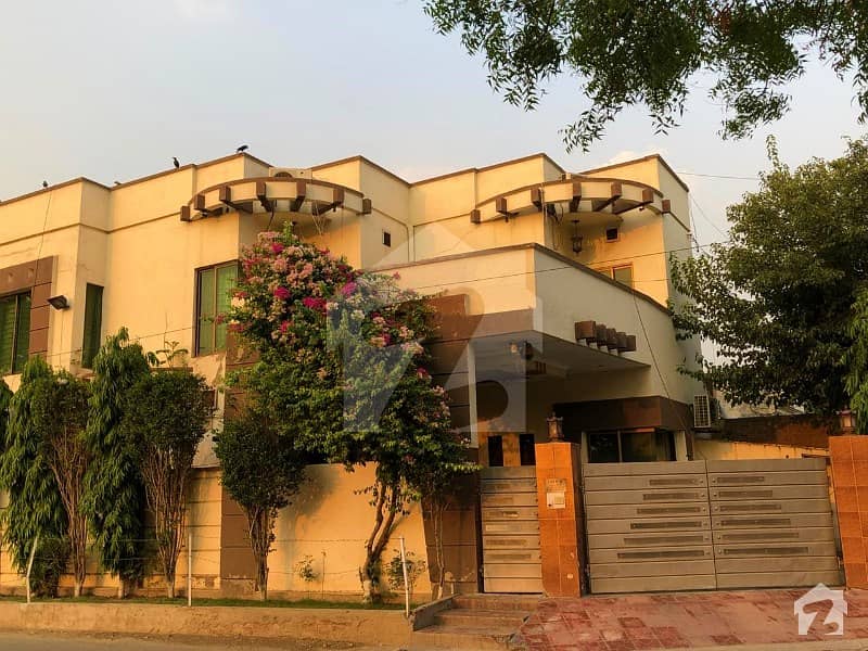 جوہر ٹاؤن لاہور میں 5 کمروں کا 12 مرلہ مکان 2.35 کروڑ میں برائے فروخت۔