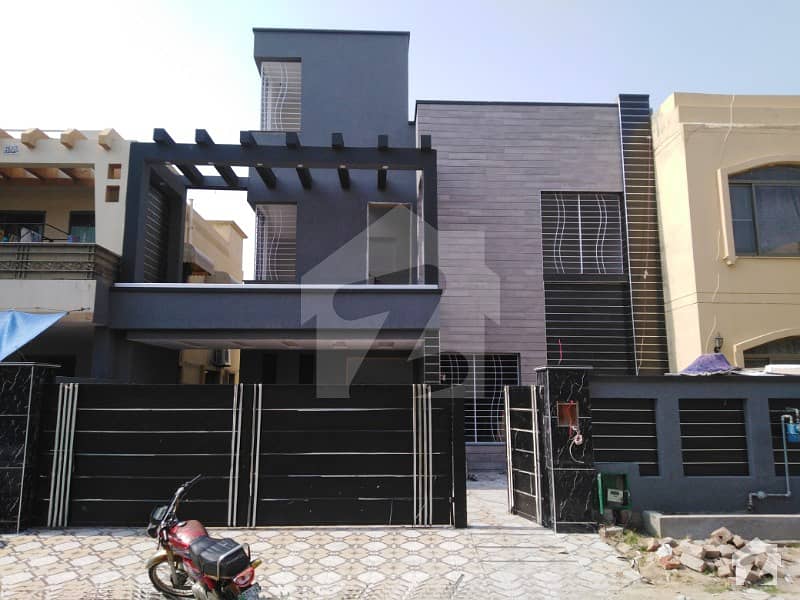 بحریہ ٹاؤن سیکٹر B بحریہ ٹاؤن لاہور میں 5 کمروں کا 10 مرلہ مکان 1.95 کروڑ میں برائے فروخت۔