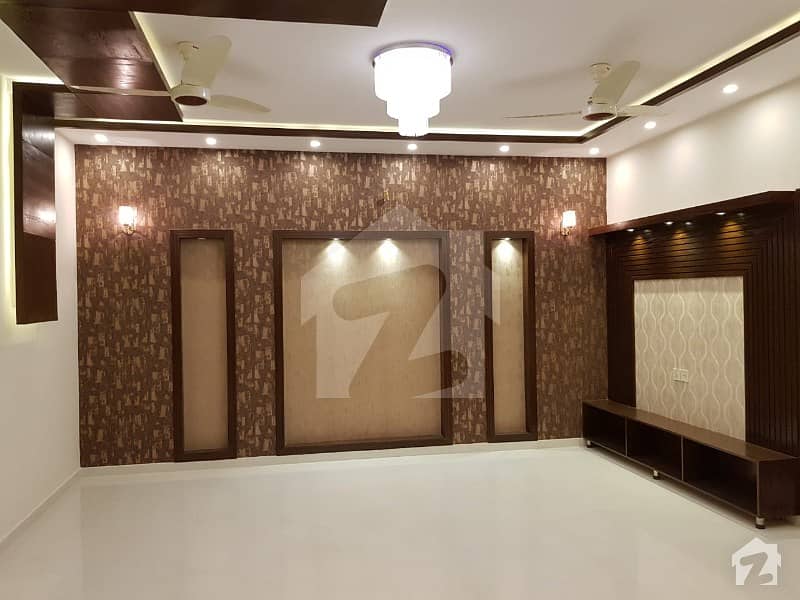 بحریہ ٹاؤن جاسمین بلاک بحریہ ٹاؤن سیکٹر سی بحریہ ٹاؤن لاہور میں 5 کمروں کا 10 مرلہ مکان 2.65 کروڑ میں برائے فروخت۔