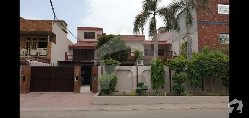 شاہ رُکنِِ عالم کالونی ۔ بلاک جی شاہ رُکنِ عالم کالونی ملتان میں 7 کمروں کا 1.21 کنال مکان 4.5 کروڑ میں برائے فروخت۔