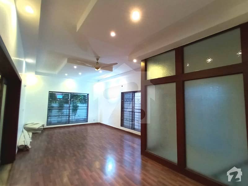 Kanal Super Bungalow With Face Park Available For Rent Real Pictures