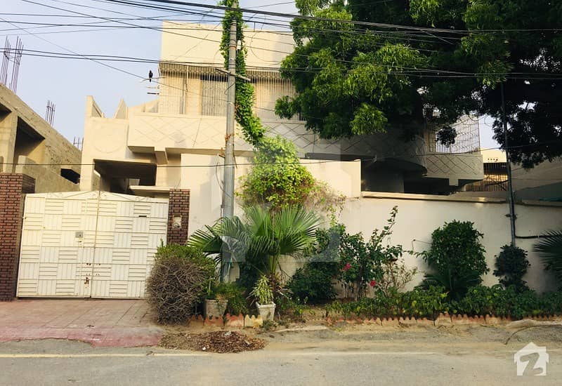 پی ای سی ایچ ایس بلاک 2 پی ای سی ایچ ایس جمشید ٹاؤن کراچی میں 7 کمروں کا 16 مرلہ مکان 8 کروڑ میں برائے فروخت۔