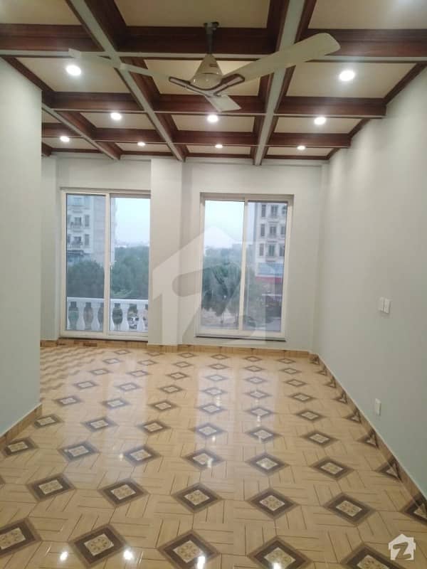 IDEAL LOCATION FLAT AVAILABLE IN BAHRIA TOWN LAHORE
