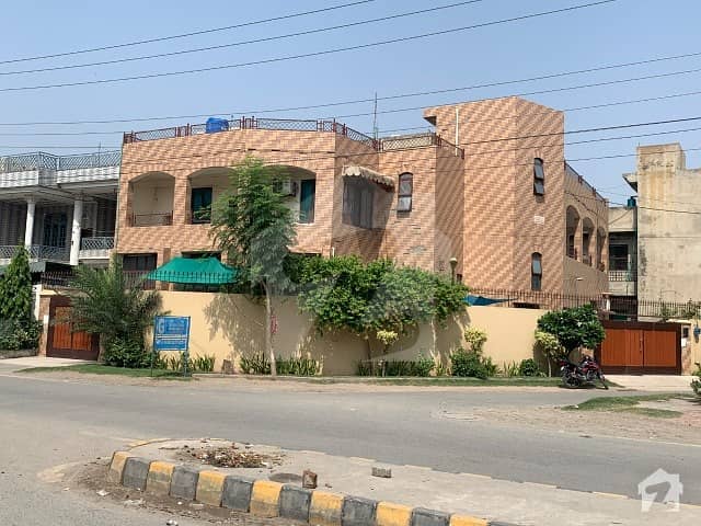 سبزہ زار سکیم لاہور میں 7 کمروں کا 1.05 کنال مکان 5 کروڑ میں برائے فروخت۔ سبزہ زار سکیم لاہور میں 7 کمروں کا 1.05 کنال مکان 5 کروڑ میں برائے فروخت۔