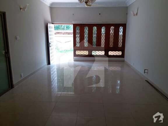 Luxury Outclass Very Nice Location 4 Bedroom With Servant Quarter House Available For Rent