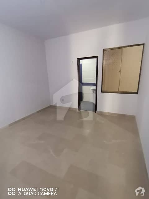 Brand New Luxery Flat For Sale 3bad Rooms Tv Lounch Ameercan Kichan Parking Space
1-sapret Ke-electric Meters 
2-and Ssgc Meters Meters 
3-sweet Water 
4-no Load Shading Peace Full Invorment Vvip Location Both Side Interance
5- Near By Oxford School
