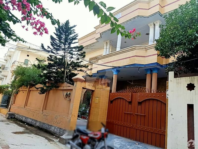 شاہ حسین روڈ گجرات میں 6 کمروں کا 12 مرلہ مکان 3.8 کروڑ میں برائے فروخت۔