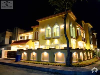 Luxurious 1 Kanal Corner House For Sale Luxurious 1 Kanal Corner House For Sale