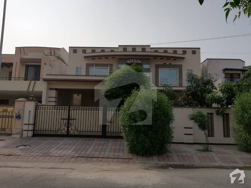 پیراڈائیز ویلی فیصل آباد میں 6 کمروں کا 14 مرلہ مکان 4 کروڑ میں برائے فروخت۔