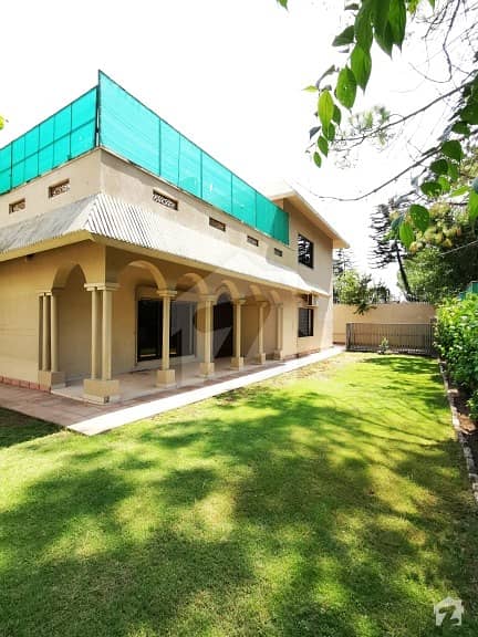 Beautiful 4 Bedrooms Double Storey Residence House For Rent