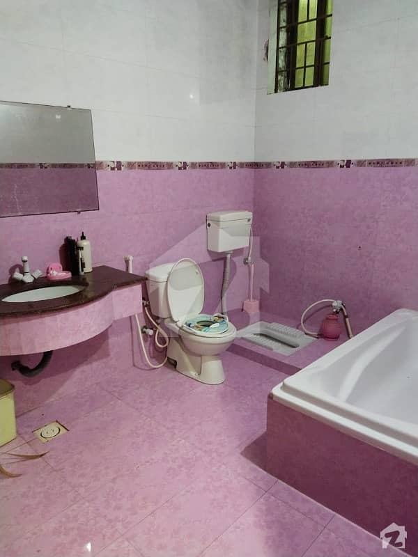 لاثانی ٹاؤن فیصل آباد میں 11 کمروں کا 1.2 کنال مکان 4.25 کروڑ میں برائے فروخت۔